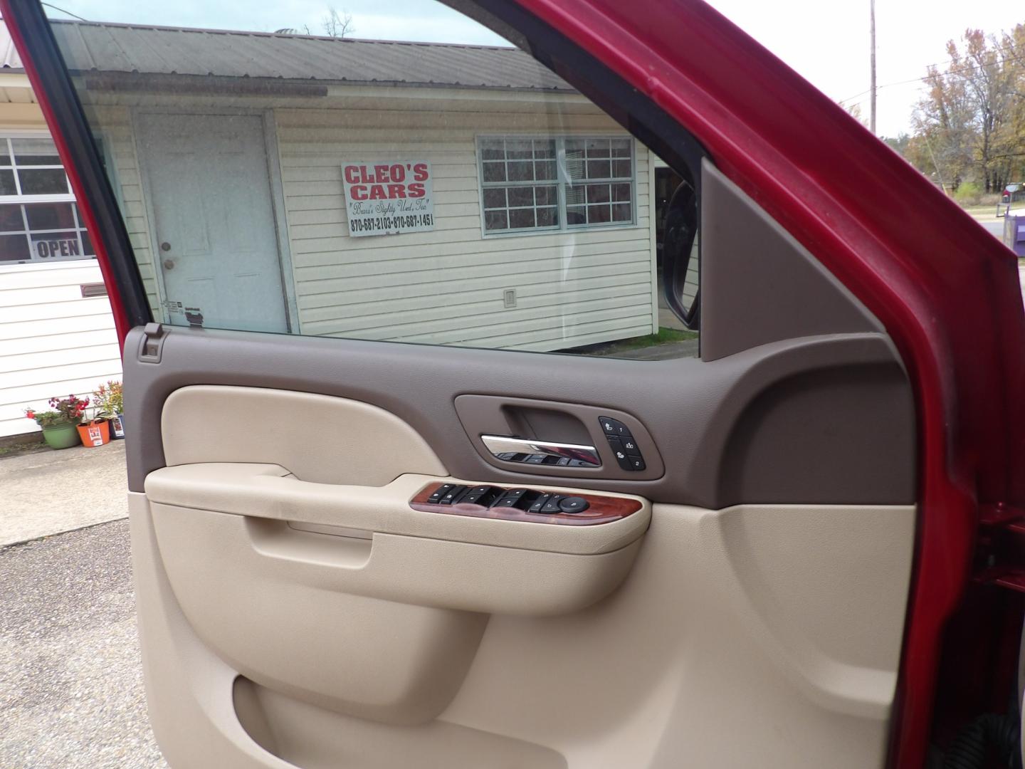 2012 Crystal Claret Tincoat /Tan GMC Yukon SLT (1GKS1CE00CR) with an 5.3L V8 engine, Automatic transmission, located at 401 First NE, Bearden, AR, 71720, (870) 687-3414, 33.726528, -92.611519 - Photo#5